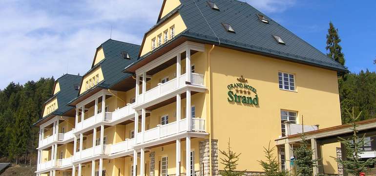 Grand Hotel Strand**** leží priamo v centre Kúpeľov Vyšné Ružbachy