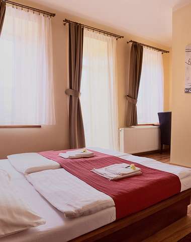 K výbave izieb patrí klimatizácia, wifi, TV, DVD prehrávač, telefón, minibar a trezor