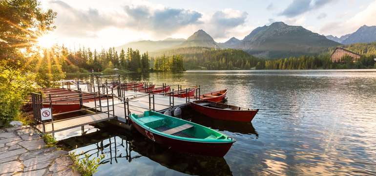 Štrbské pleso je obľúbenou destináciou počas celého roka