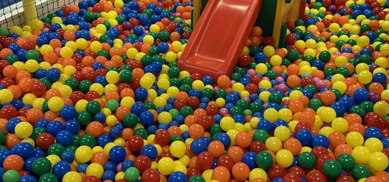 Preliezky, trampolína, farebné guličky, dlhá šmýkačka, autíčka a veľa ďalšieho