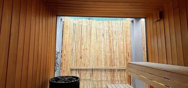 K dispozícii: oddychová zóna, fínska sauna, sprcha, umývadlo, župany, plachty, uteráky,