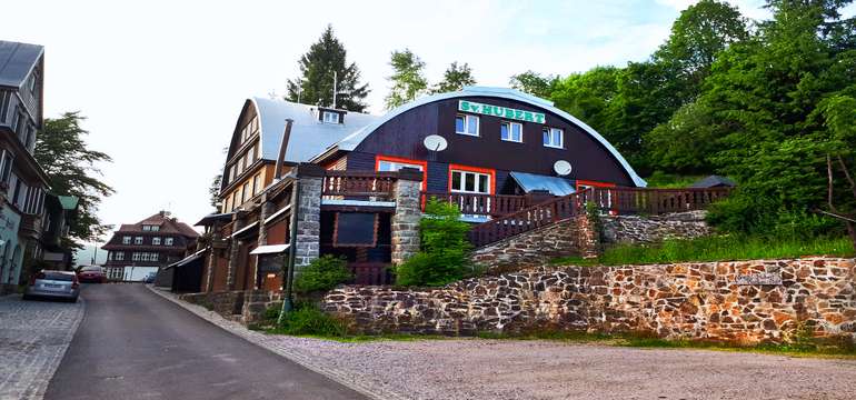 Hotel Svatý Hubert a parkoviště 