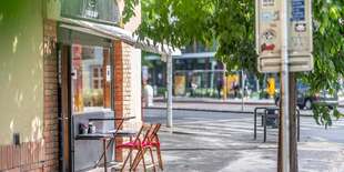 Burger Bar sa nachádza na rohu Továrenskej