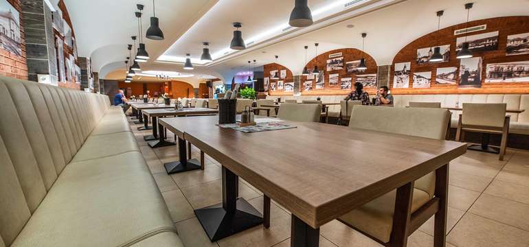Možnosť raňajok formou bufetových stolov a večerného menu 