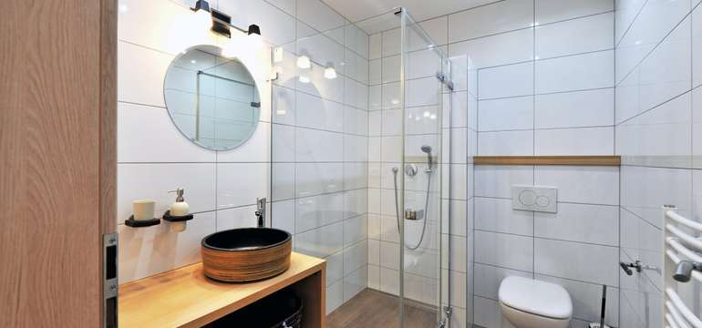 Kúpeľňa apartmánu – sprchovací kút, sociálne zariadenie