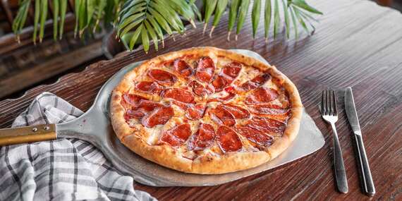 Obľúbená pizza podľa vlastného výberu v reštaurácii Oáza pri Draždiaku/Bratislava – Petržalka