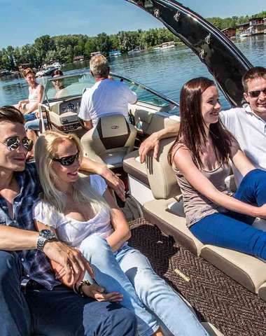 Čarovný pohľad na Bratislavu z paluby motorového člna pre 6 osôb