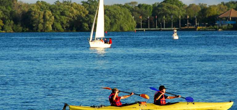 Zábava na vodě - půjčte si loď, šlapadlo nebo windsurfing