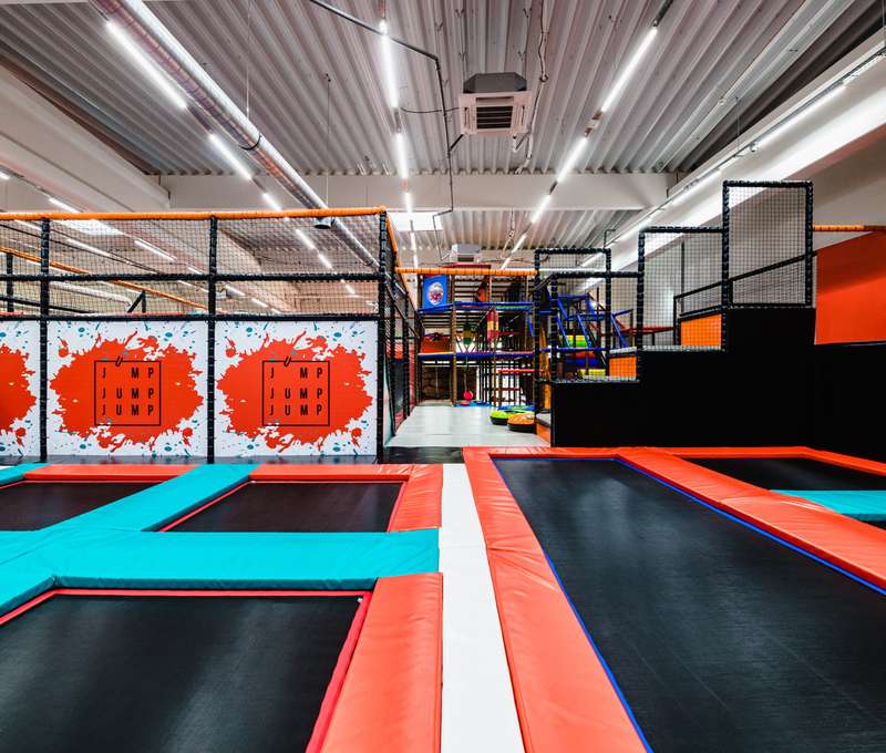 Úroveň skoků zvýšíte skákáním z trampolíny do trampolíny