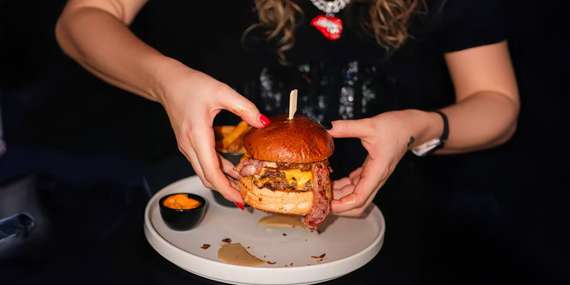 Double simple smash burger s hranolčekmi a coleslawom v Konn/Bratislava, Trnava