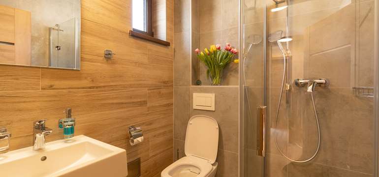 Kúpeľňa s WC a sprchovým kútom sa nachádza na prízemí aj na poschodí