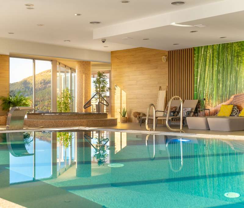 Wellness zahŕňa vnútorný bazén, jacuzzi, fínsku saunu a dve parné sauny