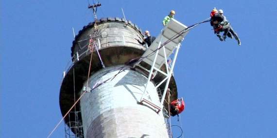 Skoč si z najvyššieho objektu na skákanie na Slovensku - sólo zoskok zo 110 m komína Action Tower/Pezinok