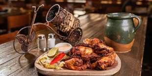 Marinované grilované krídelká s chilli-smotanovým dresingom