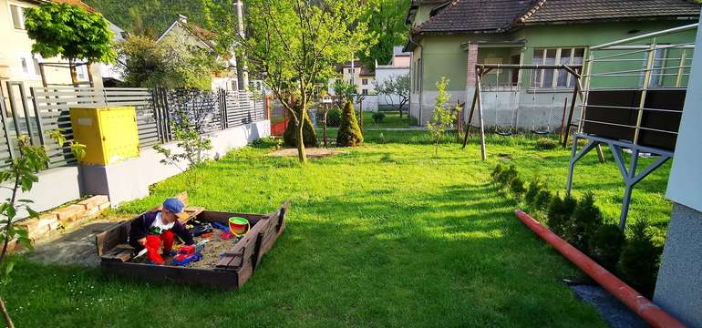 Deti máte v záhrade privátu Anna pod dohľadom, aj keď relaxujete na terase