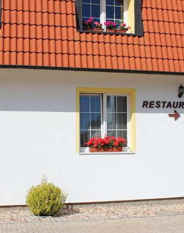 Součástí penzionu je i restaurace se zahrádkou