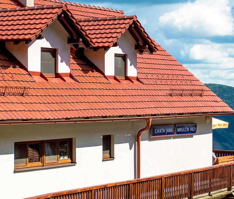Určitě oceníte perfektní výhled z bazénu na okolní přírodu přes prosklenou stěnu.