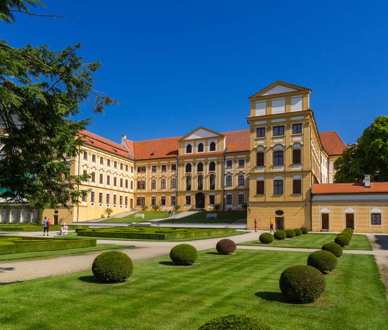 Hotel Opera je vzdálený pouhých 200 m od barokního zámku
