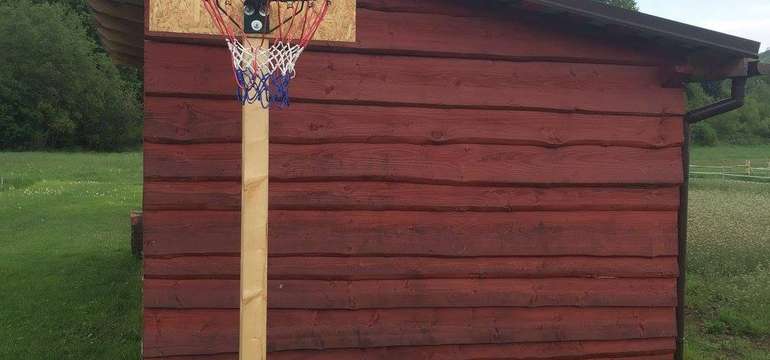 Deti poteší záhradný domček, hojdačka, šmýkačka, pieskovisko a basketbalový kôš
