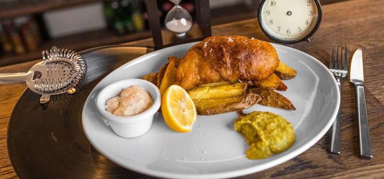 - FISH AND CHIPS s hrachovou kašou, hranolkami a omáčkou