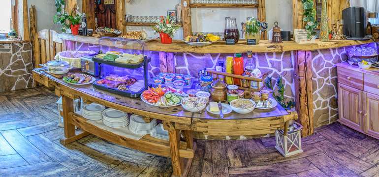 Chutné raňajky podávané formou švédskych stolov alebo menu