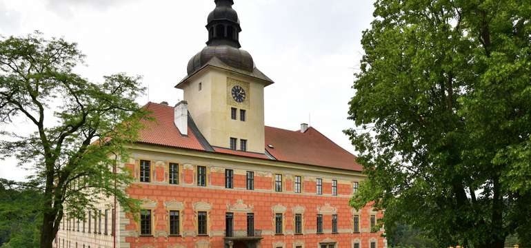 Zámek a jeho park jsou dominantami města
