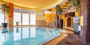 Relaxačný bazén umožňuje príjemné posedenie v termálnej vode s teplotou 33 °C