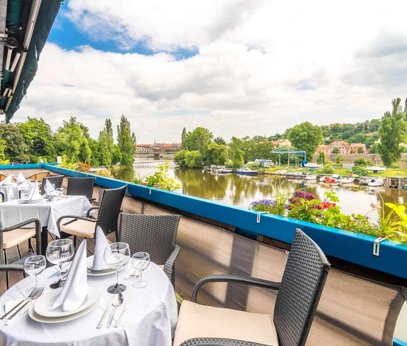 Botel Vodník má terasu s prekrásnym výhľadom na Vltavu a neďaleký Vyšehrad