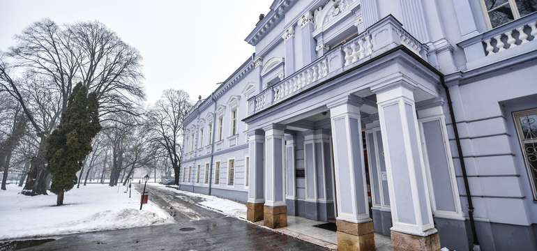 Barokovo-klasicistický kaštieľ Mojmírovce z 18. storočia obklopený anglickým parkom