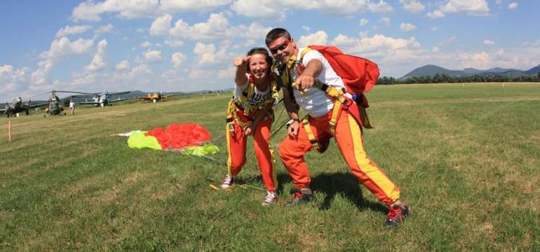 Tandemový zoskok padákom z výšky až 4000 m - na výber 5 letísk