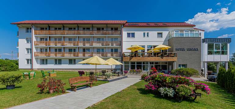 Hotel Lesana**** je obklopený krásne upraveným dvorom