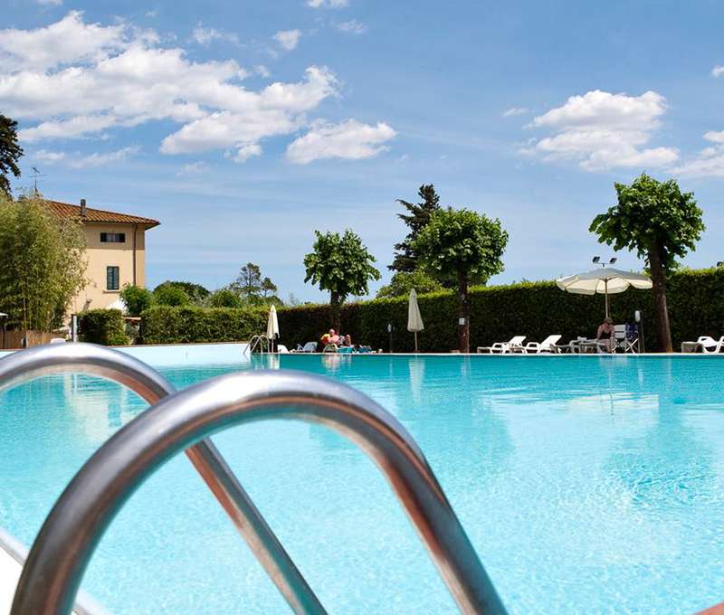 Ku Grand Hotelu Villa Cappugi**** v Toskánsku patrí aj vonkajší bazén