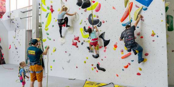 Lezecký zážitok s komplet výstrojom a inštruktorom na Lezeckej stene K2-Bratislava pre dvoch či celú rodinu/Bratislava – Ružinov