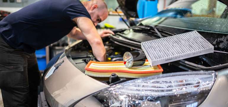 Výmena oleja a olejového filtra s materiálom a servisná prehliadka
