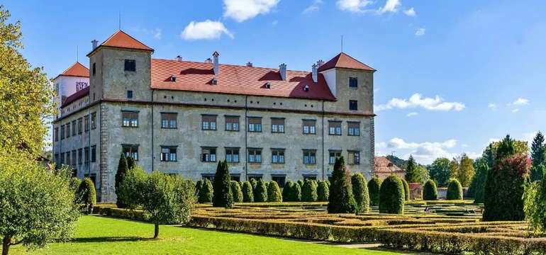 Zámok Bučovice a zelený zámocký park za slnečného dňa