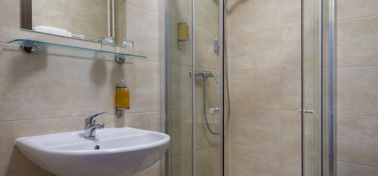 Hotel Harmony nabízí celkem 60 prostorných a vkusně zařízených pokojů s vlastní koupelnou