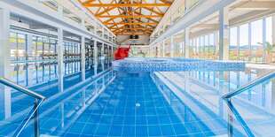 Aquapark Lipany s termálnymi bazénmi s výhľadom na hory