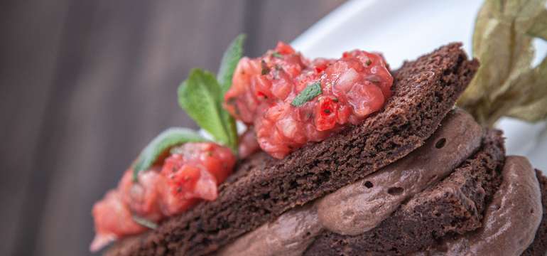 100 g Variácia čokolády na jahodovom tartare