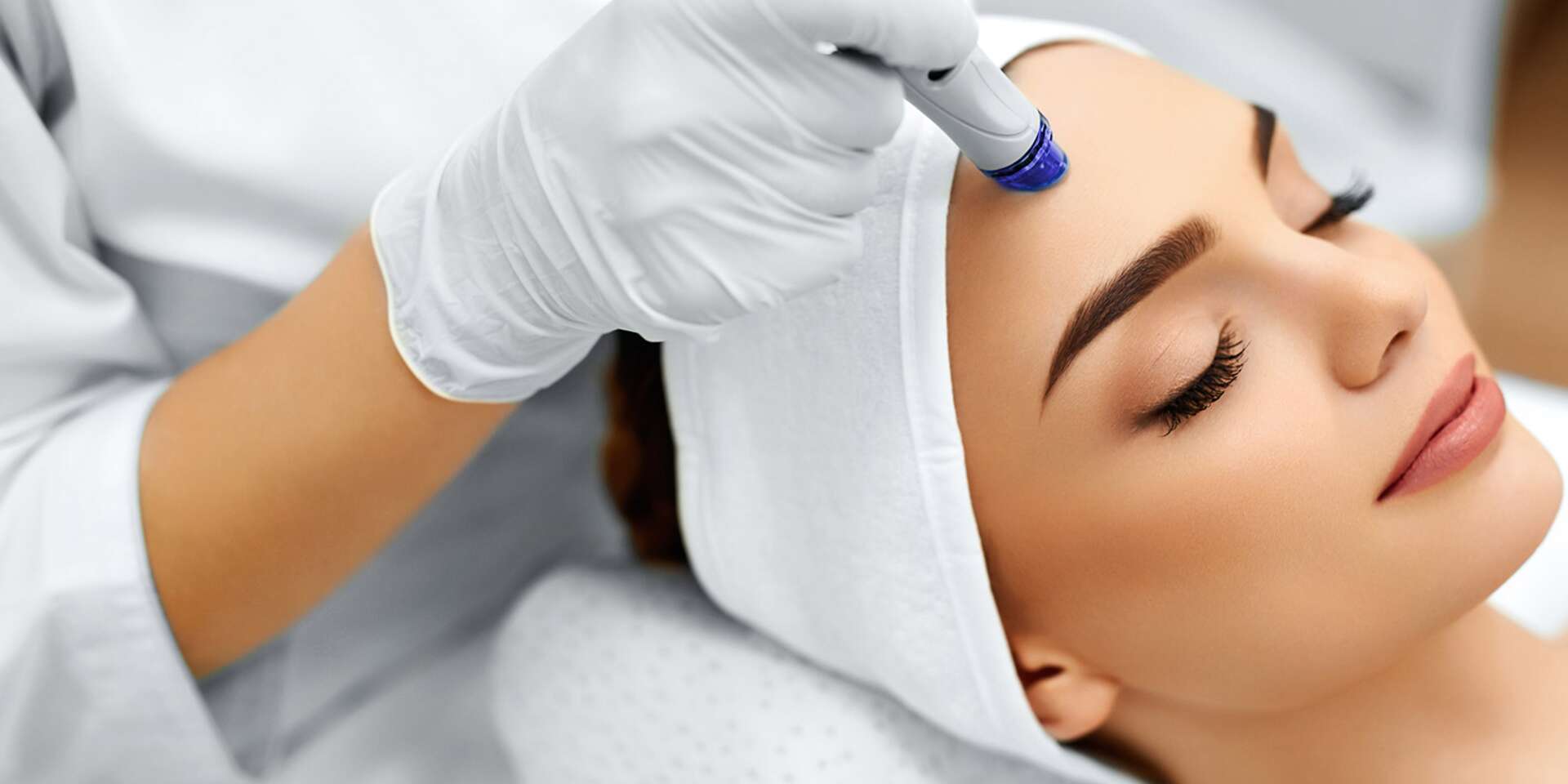 Косметолог в перчатках. Востребованный мастер красоты. Эстетическая косметология 2024. Руки косметолога. Лицо девушки косметология.