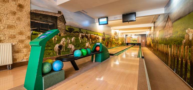 V interiéri sa nachádza bowling s dvomi dráhami