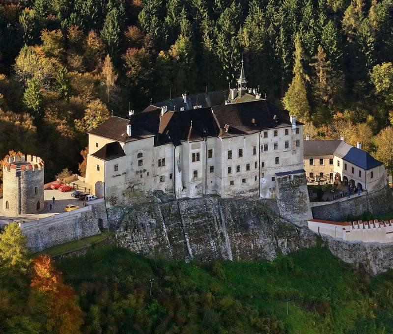 Monumentální hrad Český Šternberk můžete pozorovat z většiny prostor hotelu