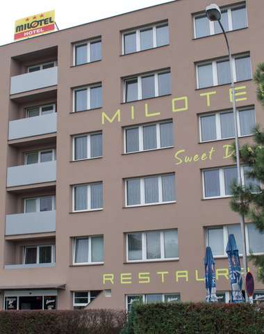 V okolí hotelu se také dá snadno zaparkovat