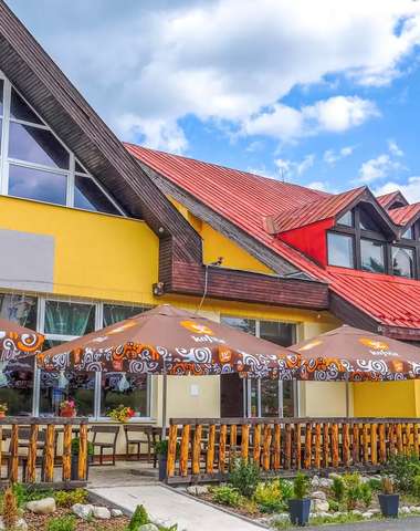 Hotel Rysy*** sa nachádza v malebnom prostredí Vysokých Tatier