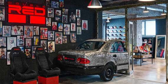 DOUBLE RED CARS MUSEUM - najväčšie automobilové múzeum v srdci Európy: objavte svet automobilových legiend/Brezno