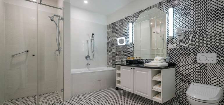 Zrekonstruovaný hotel ROYAL PALACE***** je zařízen ve stylu art deco a patří k nejluxusnějším