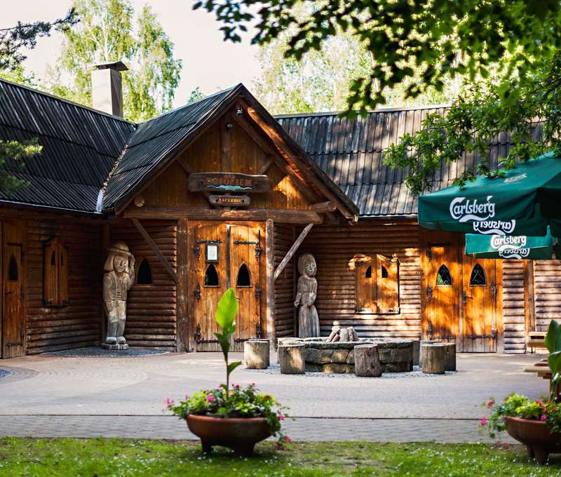 Karczma Nad Potokiem je hostinec v regionálnom štýle hneď vedľa hotela