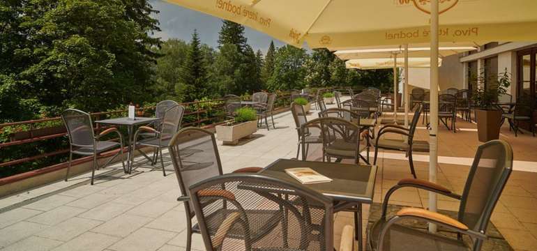 Slnečná terasa reštaurácie Palace Galéria