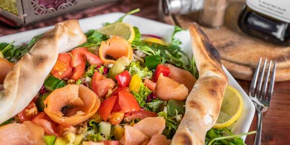 Zeleninový šalát s údeným lososom, olivovým olejom a bagetkou v reštaurácii Oáza pri Draždiaku/Bratislava - Petržalka - Draždiak