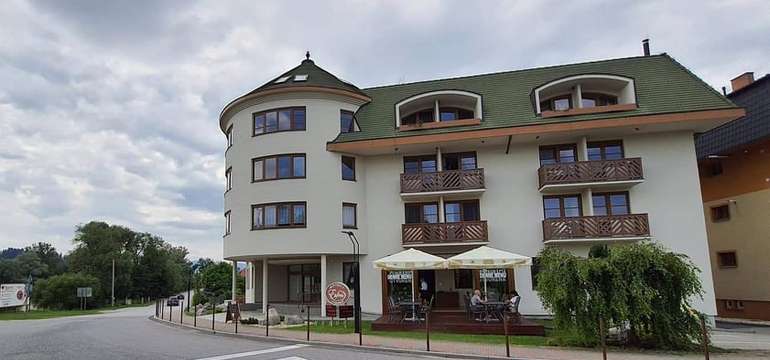 Apartmán 7 sa nachádza v polyfunkčnom dome MyMara v centre Bešeňovej