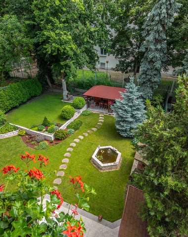 Hotel ARCUS garden je známy svojou krásnou záhradou, kde môžete aj grilovať
